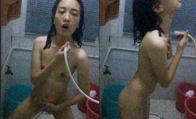 极度反差小姐姐【黄X珊】借高利贷无力偿还被迫用肉体补偿 脱光紫薇洗澡自拍做出各种淫态(2).